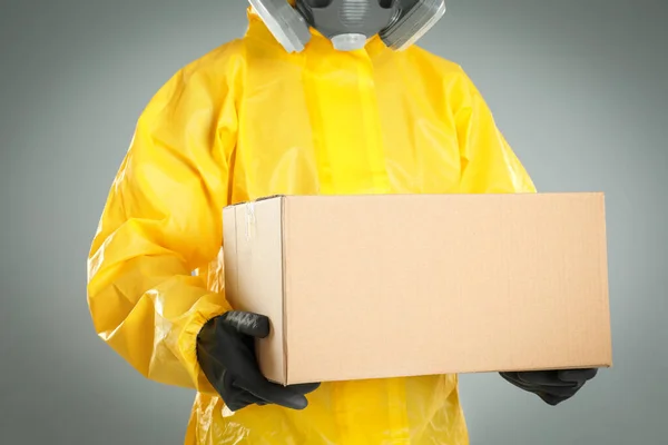 Homem Vestindo Terno Proteção Química Com Caixa Papelão Fundo Cinza — Fotografia de Stock