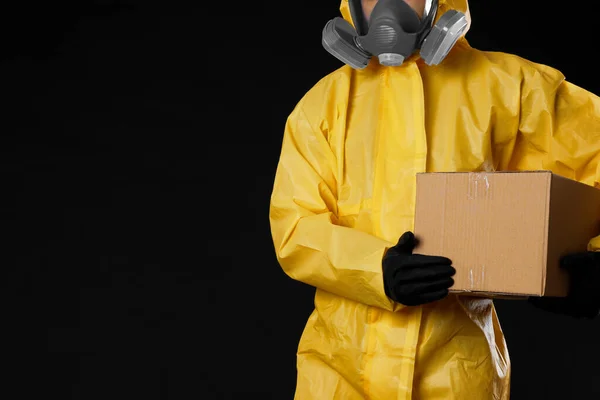 Hombre Con Caja Cartón Con Traje Protector Químico Espacio Para —  Fotos de Stock