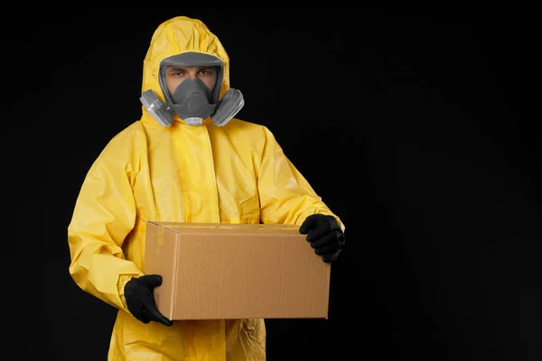 Homem Vestindo Terno Proteção Química Com Caixa Papelão Fundo Preto — Fotografia de Stock