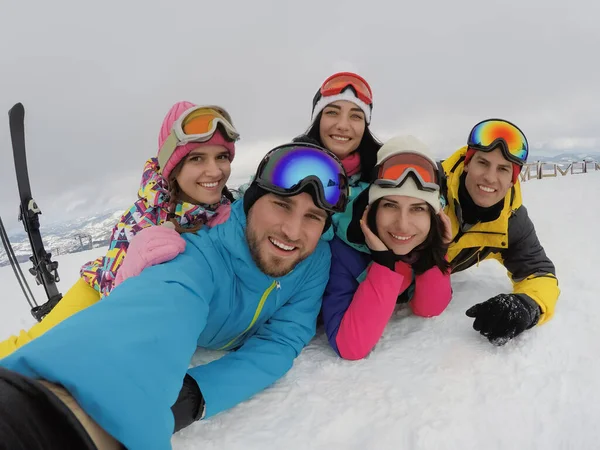 Skupina Přátel Vybavením Které Bere Selfie Lyžařském Středisku Zimní Dovolená — Stock fotografie