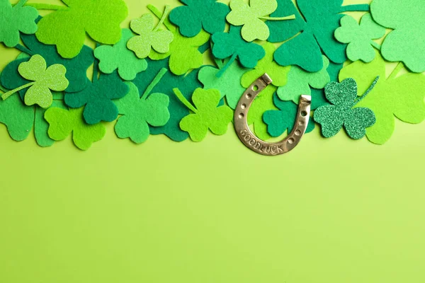 Flat Lay Composition Clover Leaves Horseshoe Green Background Space Text — Stock Photo, Image