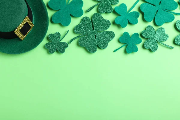 Composizione Flat Lay Con Cappello Leprecauno Sfondo Verde Chiaro Spazio — Foto Stock