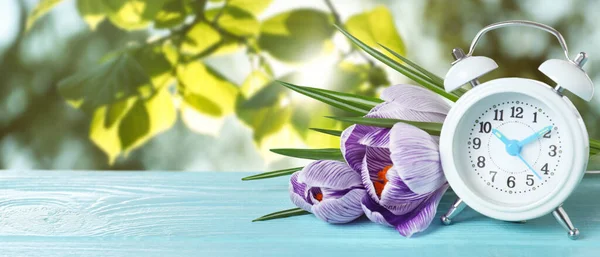 Fehér Ébresztőóra Virágok Kék Asztalon Homályos Háttér Hely Szövegnek Tavasz — Stock Fotó