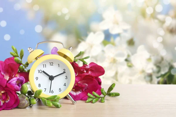 Alarm Clock Flowers Wooden Table Blurred Background Space Text Spring — Stock Photo, Image