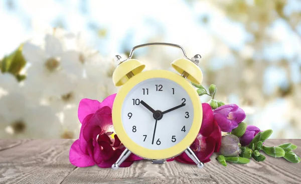 Reloj Despertador Amarillo Flores Sobre Mesa Sobre Fondo Borroso Primavera — Foto de Stock