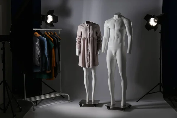 Maniquíes Fantasmas Ropa Equipo Iluminación Profesional Estudio Fotográfico Moderno — Foto de Stock