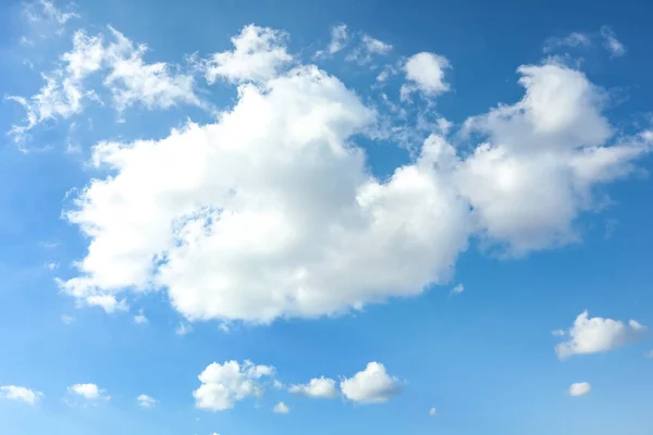 晴れた日には白い雲と青い空の絵のような景色 — ストック写真