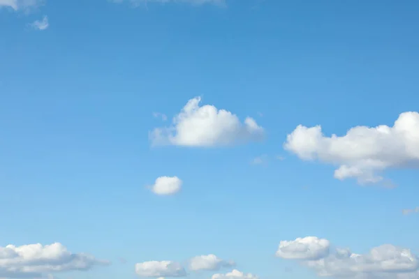 晴れた日には白い雲と青い空の絵のような景色 — ストック写真