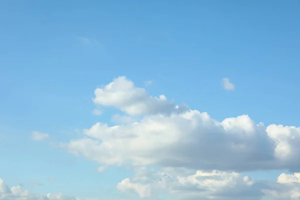 Malebný Pohled Modrou Oblohu Bílými Mraky Slunečného Dne — Stock fotografie