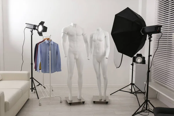 Maniquíes Fantasmas Ropa Equipo Iluminación Profesional Estudio Fotográfico Moderno — Foto de Stock