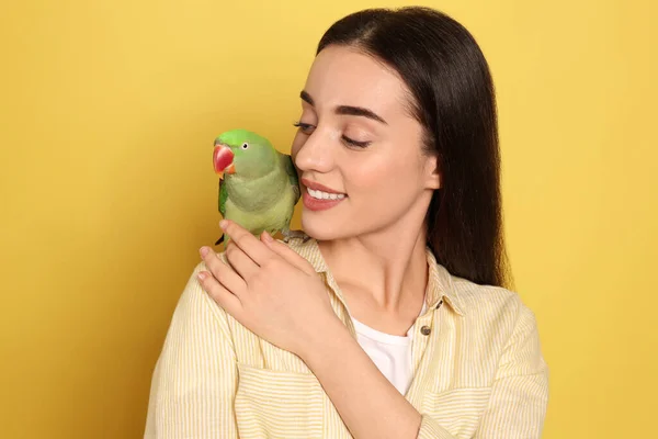 Jovem Com Periquito Alexandrina Fundo Amarelo Bonito Animal Estimação — Fotografia de Stock