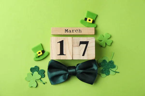 Composición Plana Con Calendario Bloques Sobre Fondo Verde Claro Celebración — Foto de Stock
