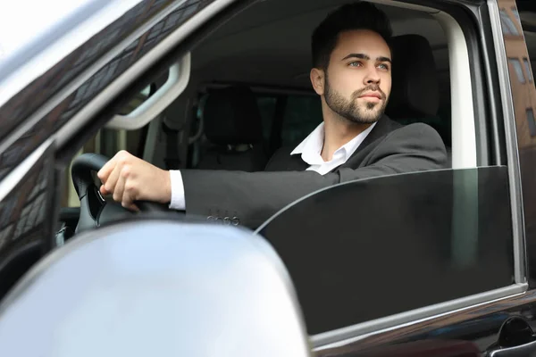 Bonito Jovem Dirigindo Seu Carro Moderno — Fotografia de Stock