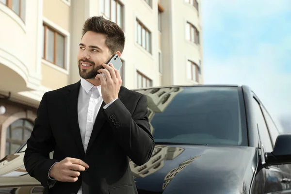 Knappe Man Aan Het Praten Smartphone Buurt Van Moderne Auto — Stockfoto
