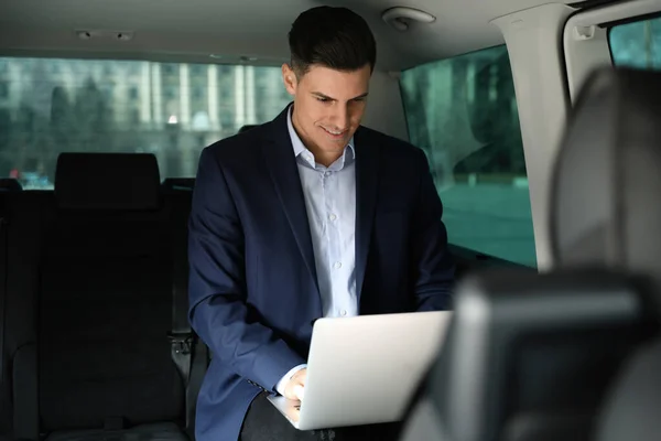 Bell Uomo Che Lavora Con Computer Portatile Sul Sedile Posteriore — Foto Stock