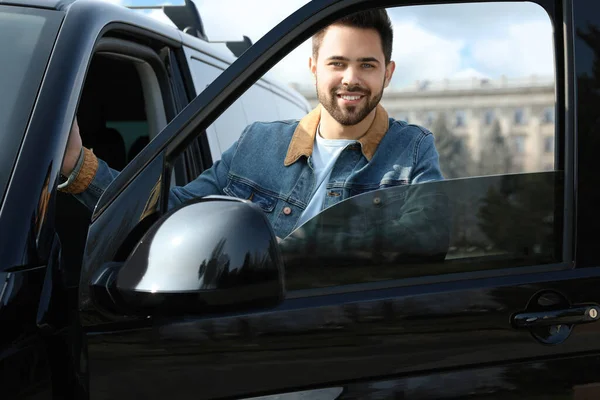 Knappe Jongeman Opent Deur Van Moderne Auto Buiten — Stockfoto