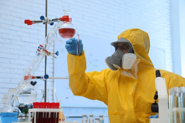 Científico Traje Protección Química Con Tubo Ensayo Laboratorio Investigación Del — Foto de Stock