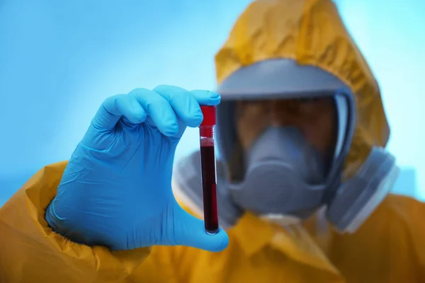 Επιστήμονας Στολή Χημικής Προστασίας Που Κρατάει Δείγμα Αίματος Στο Εργαστήριο — Φωτογραφία Αρχείου