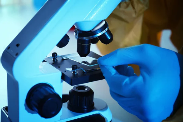 Científico Traje Protección Química Usando Microscopio Mesa Primer Plano Investigación — Foto de Stock