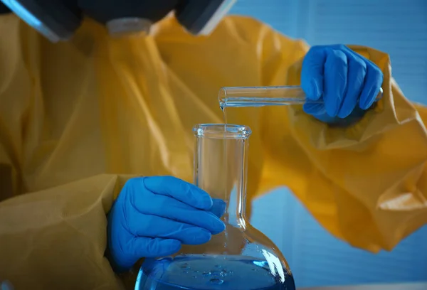 Científico Traje Protección Química Vertiendo Reactivo Frasco Laboratorio Primer Plano —  Fotos de Stock