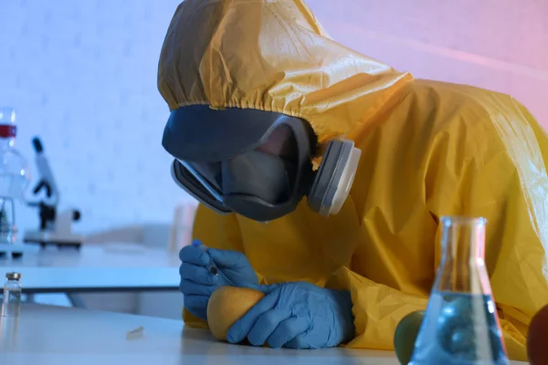 Wetenschapper Chemisch Beschermend Pak Injecteert Appel Het Laboratorium — Stockfoto