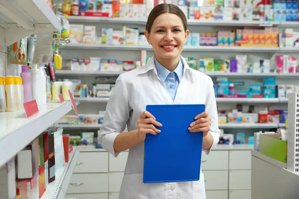 Farmacéutico Profesional Con Portapapeles Farmacia Moderna —  Fotos de Stock