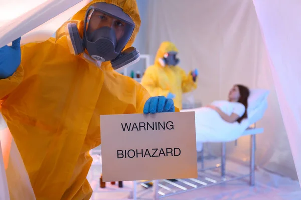 Paramédico Segurando Sinal Com Palavras Atenção Biohazard Quarentena Consciência Vírus — Fotografia de Stock