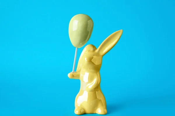 Керамическая Фигура Зайца Пасхальный Декор Синем Фоне — стоковое фото