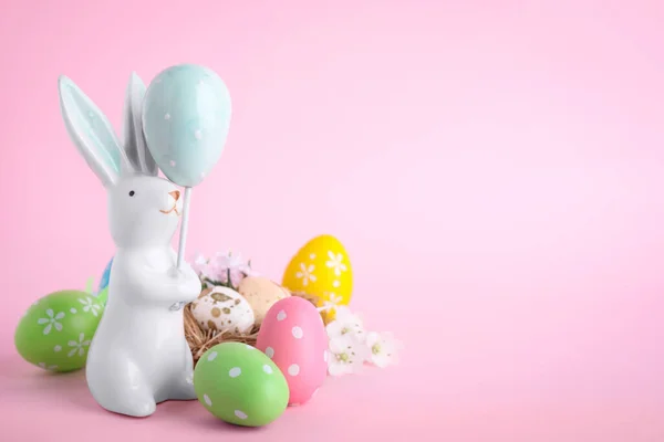 具有粉色背景的复活节兔子形象的构图 案文的篇幅 — 图库照片
