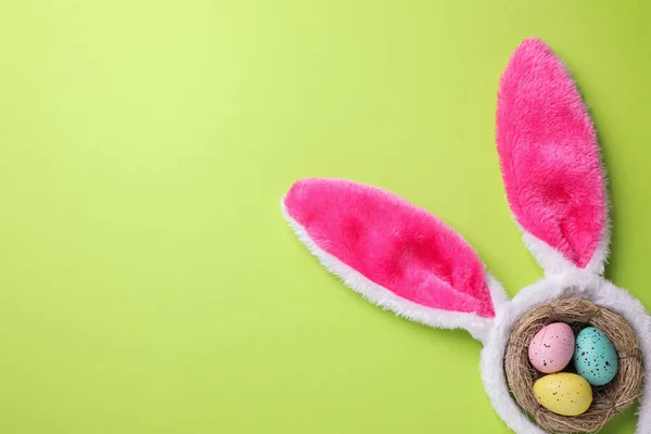 Fejpánt Húsvéti Nyuszifülekkel Festett Tojásokkal Zöld Háttérrel Lapos Tojással Szöveg — Stock Fotó