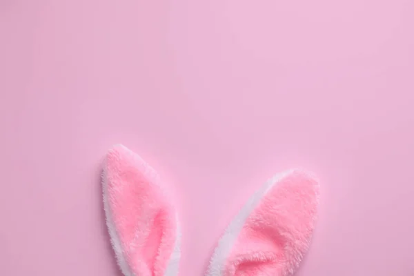 Húsvéti Nyuszifül Rózsaszín Háttérrel Felülnézetből Szöveg Helye — Stock Fotó