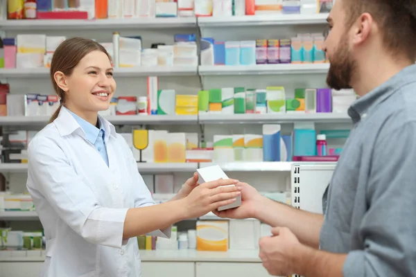 Профессиональный Фармацевт Дающий Лекарства Клиенту Современной Аптеке — стоковое фото