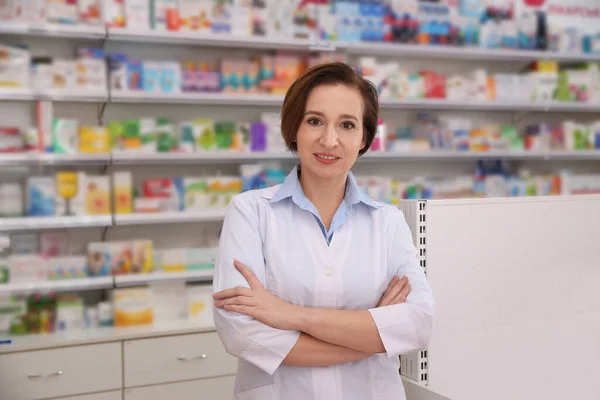 Портрет Профессионального Фармацевта Современной Аптеке — стоковое фото