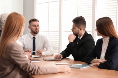 Ofisteki insanlarla çalışan profesyonel bir iş eğitmeni.