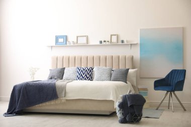 Odasında yastıklar olan rahat bir yatak. Şık iç tasarım