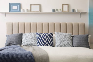 Odasında yastıklar olan rahat bir yatak. Şık iç tasarım