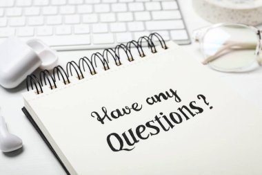 Sözcüklü defter beyaz ahşap masa üzerinde herhangi bir soru var, yakın çekim