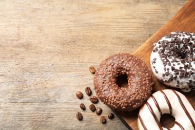 Tahta masaya serpiştirilmiş lezzetli çörekler. Metin için boşluk