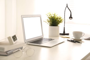 Modern dizüstü bilgisayar ofis masasında. Şık bir iş yeri