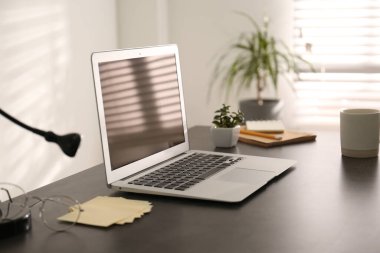 Modern dizüstü bilgisayar ofis masasında. Şık bir iş yeri