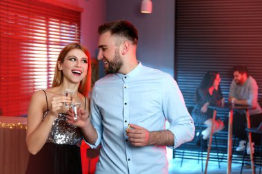 Barda Meksika tekilası içen genç çift.