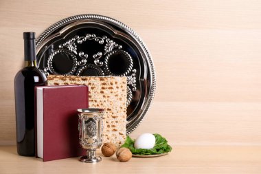 Tahta masa üzerinde sembolik Pesach (Hamursuz Bayramı Sedyesi) ögeleri, metin için boşluk