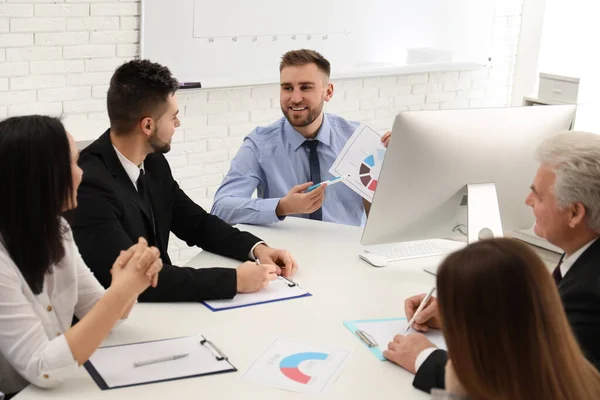 Professionele Business Trainer Werkt Samen Met Mensen Het Kantoor — Stockfoto