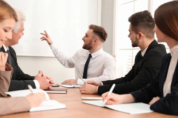 Pelatih Bisnis Profesional Bekerja Dengan Orang Orang Kantor — Stok Foto