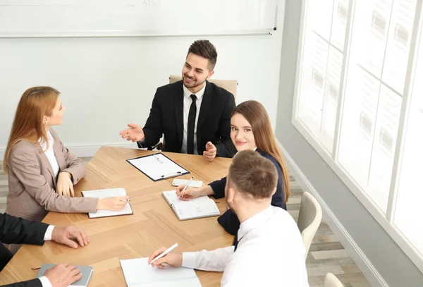 Professionele Business Trainer Werkt Samen Met Mensen Het Kantoor — Stockfoto