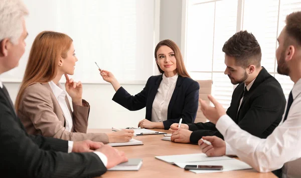 Professionele Business Trainer Werkt Samen Met Mensen Het Kantoor — Stockfoto