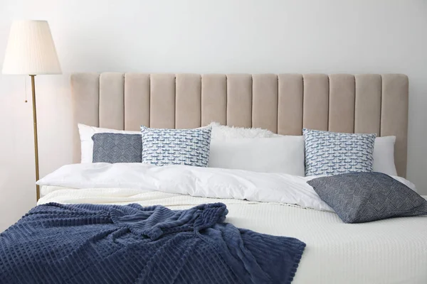 Cómoda Cama Con Almohadas Habitación Diseño Interiores Con Estilo —  Fotos de Stock