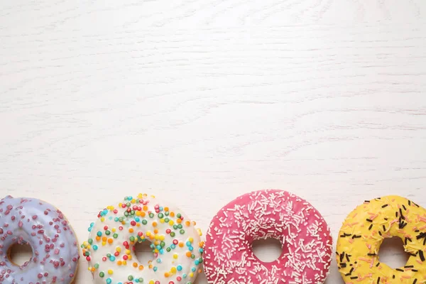 Deliciosas Rosquillas Acristaladas Sobre Una Mesa Madera Blanca Planas Espacio — Foto de Stock