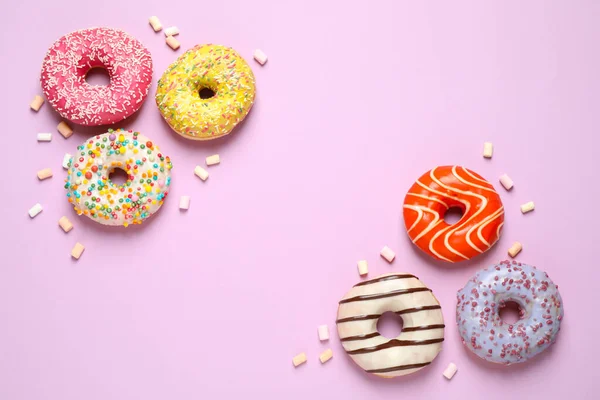 Deliciosos Donuts Envidraçados Sobre Fundo Lilás Flat Lay Espaço Para — Fotografia de Stock