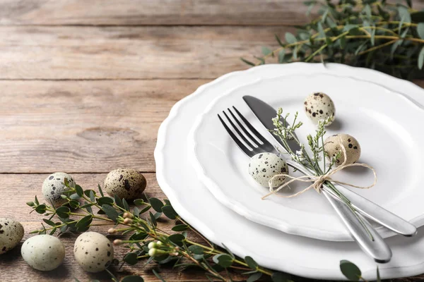 Feestelijke Paastafel Met Kwarteleitjes Bloemdecoratie Houten Ondergrond Close — Stockfoto